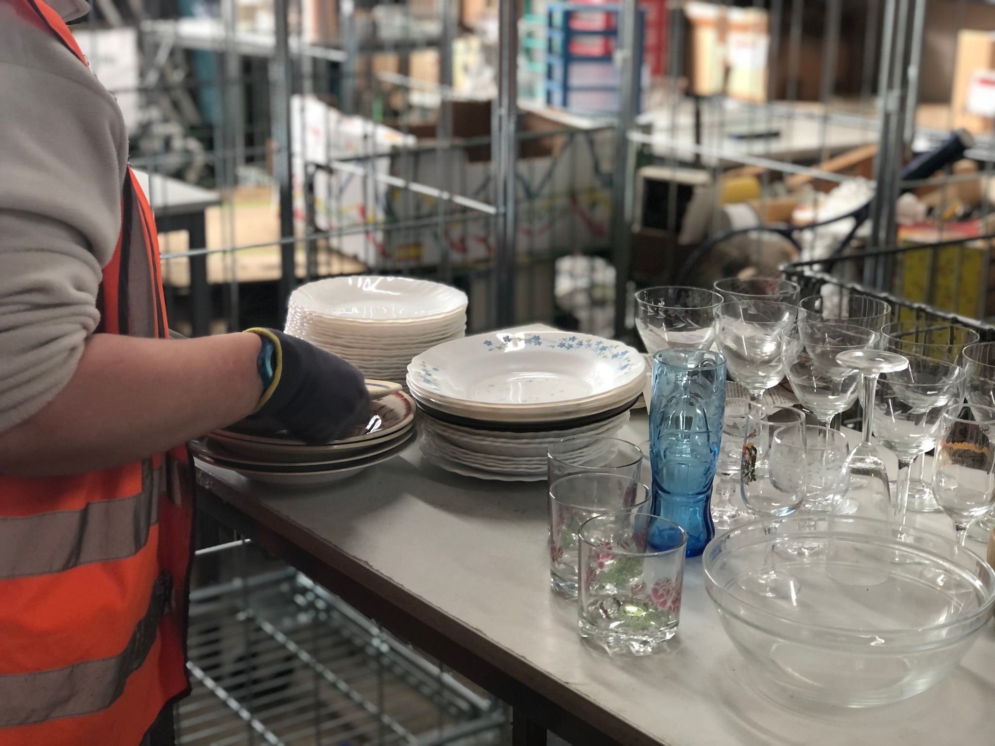Salariée en insertion qui tri la brocante