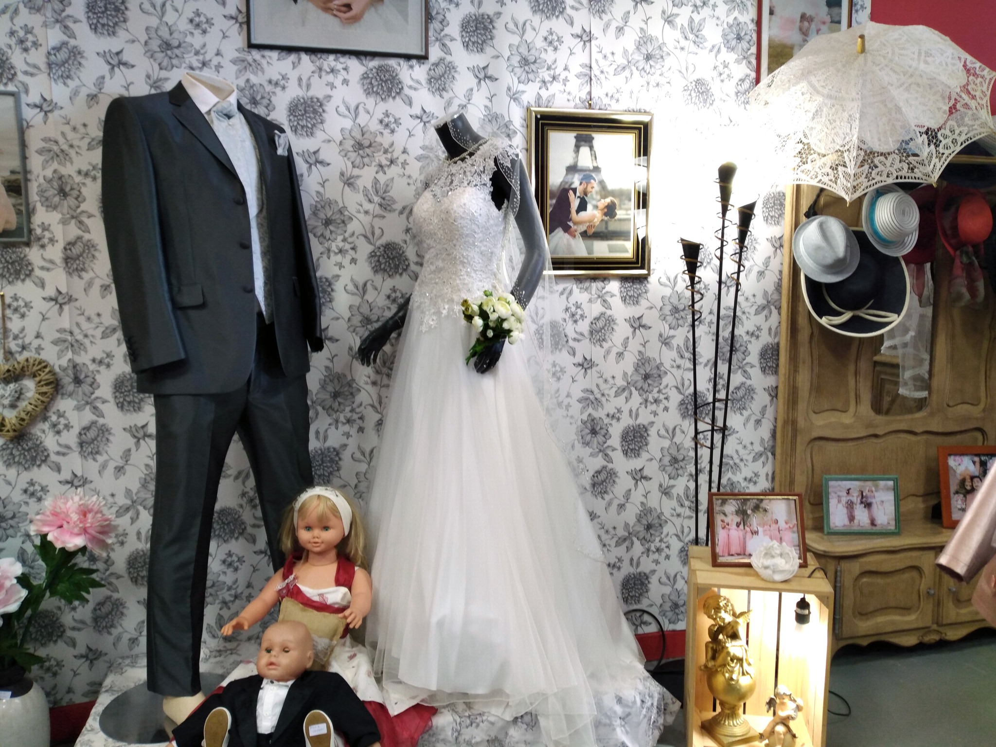 Showroom mariage à la boutique A TOUT PETIT PRIX de Bayeux