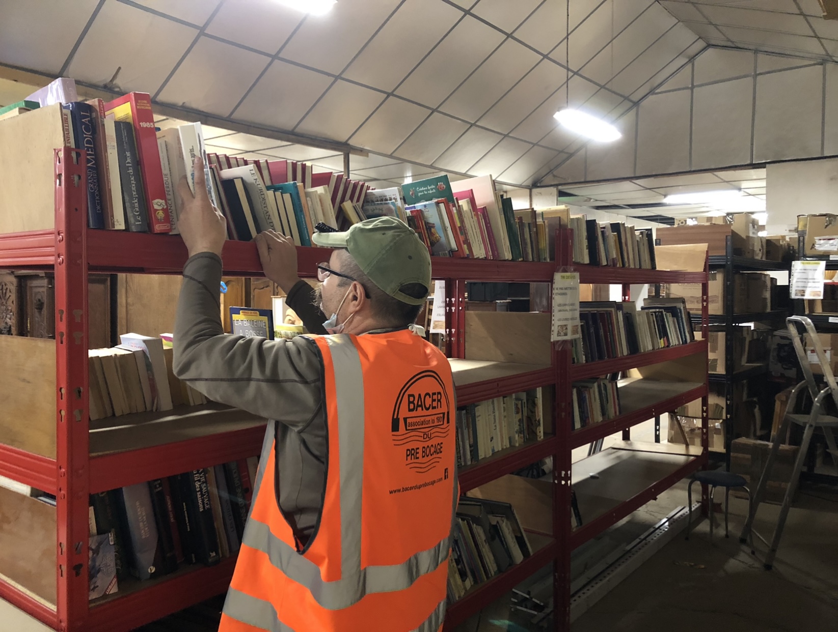 Salarié en insertion qui tri les dons de livres
