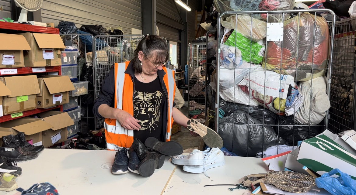 Salariée en insertion qui tri les dons de chaussures
