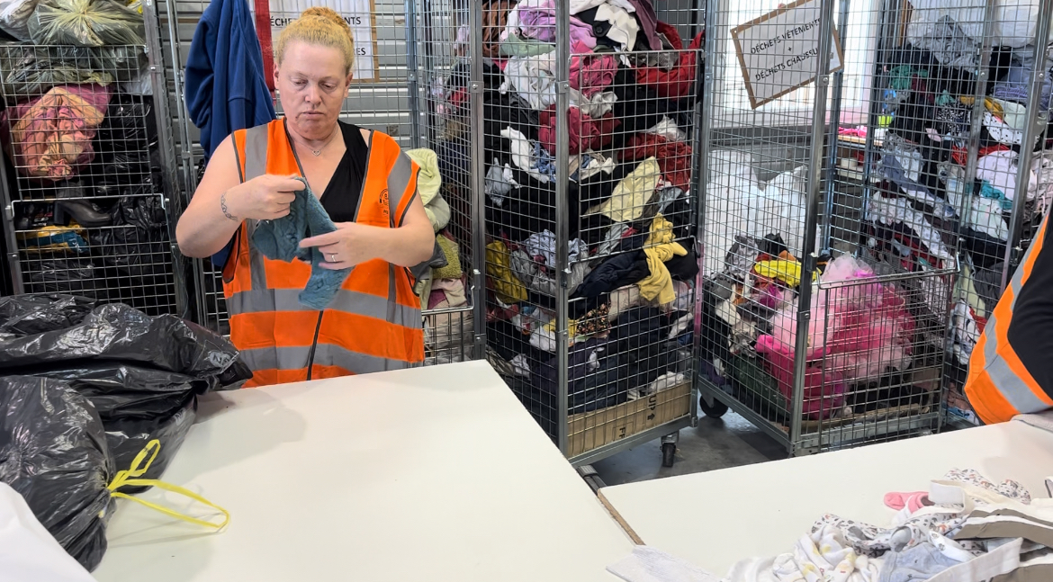 Salariée en insertion qui tri les dons de textile
