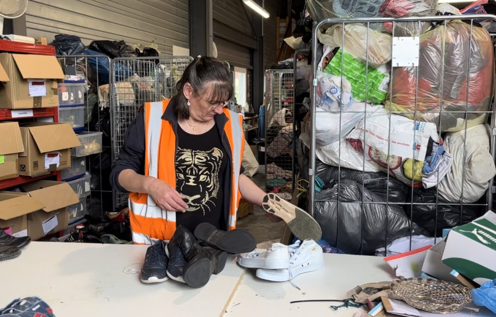 Salariée en insertion qui tri les dons de chaussures